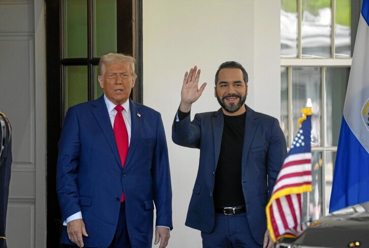 Nayib Bukele saluda a su llegada a la Casa Blanca.