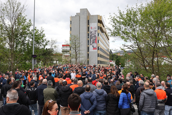 Asamblea de trabajadores en el exterior de la fábrica de Basauri.
