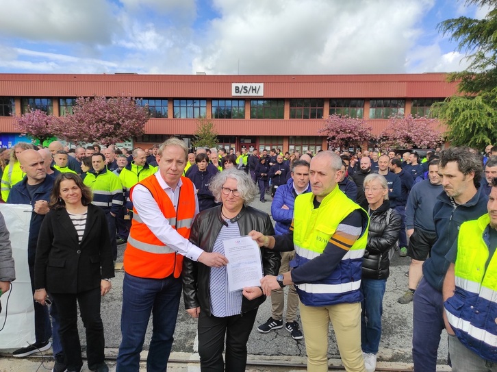 La presidenta del Comité Europeo de BSH, Ingrid Eggenmüller, y el secretario de este Comité, Joachim Sattel, entregan un documento de apoyo al comité de empresa de BSH en Ezkirotz.