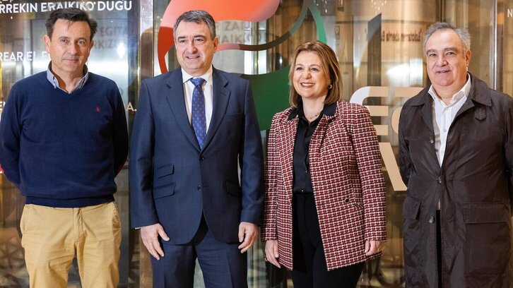 Manu Tejada, Aitor Esteban, Tamara Yagüe y Eduardo Aretxaga posan para las cámaras.