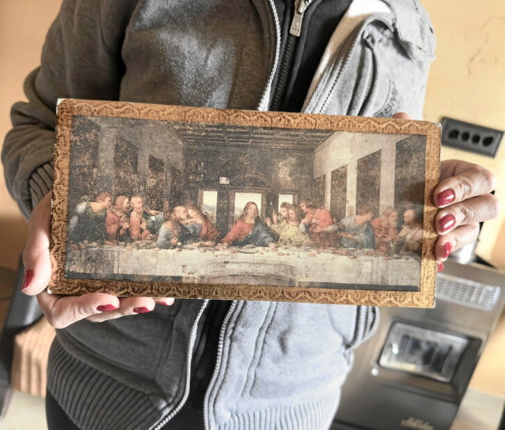 Mariam Karapetian muestra una imagen de «La última cena» de Leonardo Da Vinci.