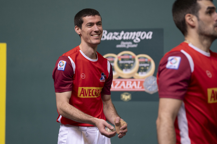 Beñat Rezusta, irribarretsu, Binakako finalerako egindako material aukeraketan.