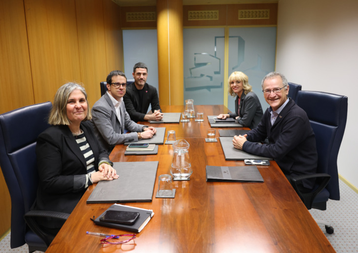 Nerea Kortajarena, Pello Otxandiano eta Ikoitz Arrese (EH Bildu), Joxerramon Bengoetxea eta Estitxu Garairekin batzartuta (EHU).