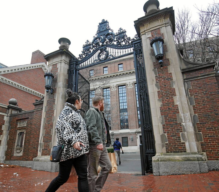 Behean, Harvardeko unibertsitatea, Bostonen. Hurrengo orrialdean, Donald Trump, haserre.