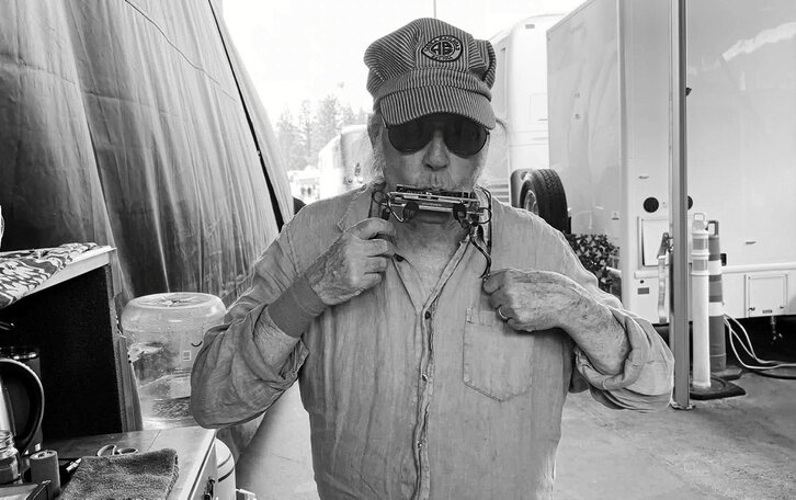 Neil Young en un fotograma de «Coastal», el documental que ha rodado Daryl Hannah mientras le seguía en su gira de 2023.