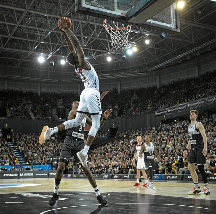 Bagayoko se eleva para machacar en la canasta del PAOK.