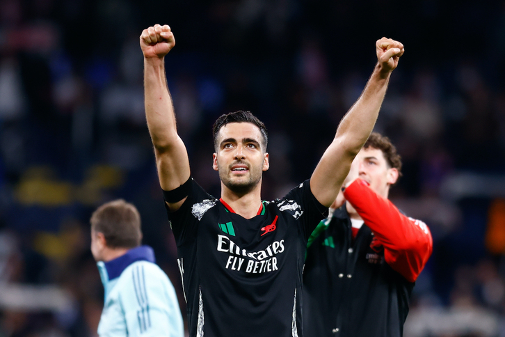 Mikel Merino celebra el éxito en el Bernabéu con la afición londinense.