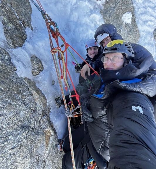 Obino, Devin eta Daligault gazteak bilera batean.