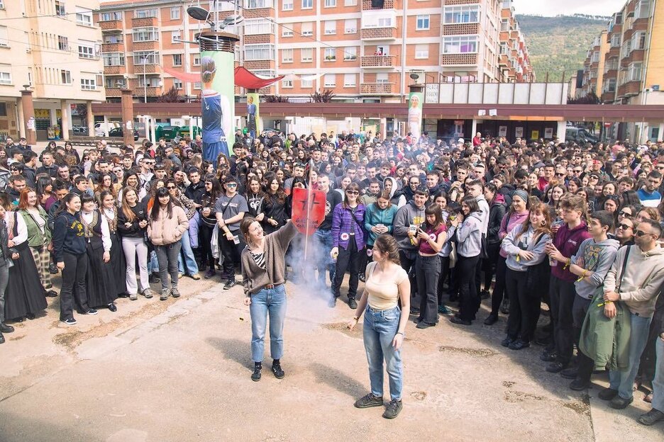 Berriozarko Eguzki Plazan egindako harrera ekitaldiak eman dio hasiera gazte topaguneari. Berriozarko Eguzki Plazan egindako harrera ekitaldiak eman dio hasiera gazte topaguneari.