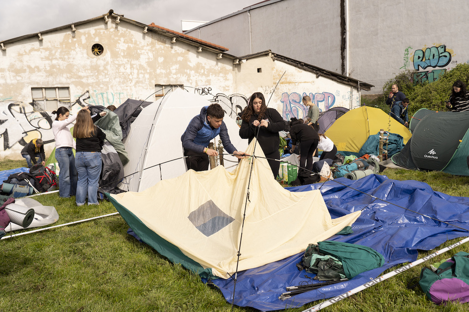 Goizean zehar gazteak kanpadendak muntatzen aritu dira. Goizean zehar gazteak kanpadendak muntatzen aritu dira.