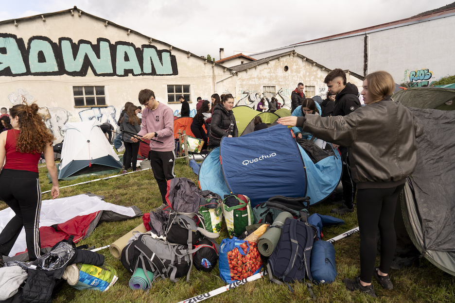 Kanpadendak, lo sakuak, esterak... dena prest Berriozarren 4 egun igarotzeko. Kanpadendak, lo sakuak, esterak... dena prest Berriozarren 4 egun igarotzeko.