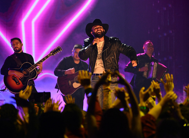 El cantante mexicano Luis R. Conriquez durante un concierto en Miami el 23 de febrero de 2023.