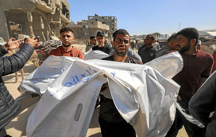 Palestinos trasladan a las víctimas de la familia Abu al-Rus, muertos en el ataque israelí en Jan Yunis.