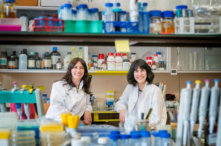 Ilargi Martinez eta Maia Azpiazu UPV/EHUko laborategian.