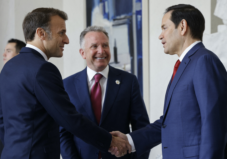 Macron estrecha la mano de Marco Rubio, responsable de Exteriores de Estados Unidos con quien se reunió el jueves.