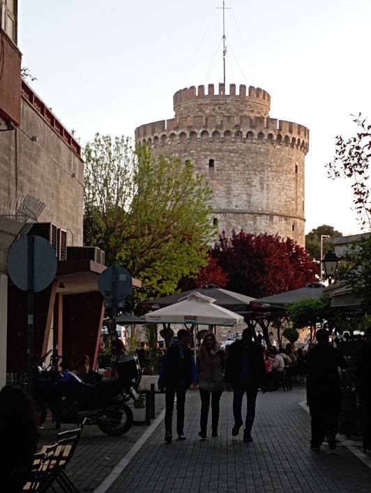 Zilarrezko Dorrea eta terrazak Salonikan.