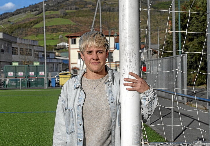 Eguzkiñe Peña futbolari ohia eta orain entrenatzailea, Azpeitiko futbol zelaian.