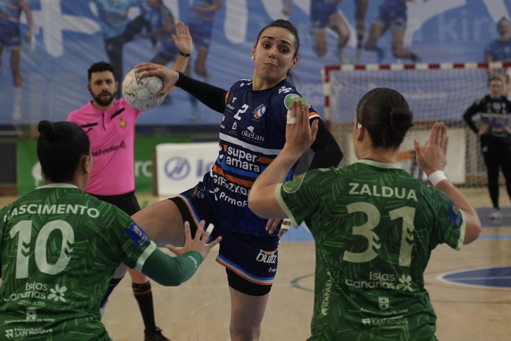 La oriotarra María Zaldua intenta frenar a Elba Álvarez, máxima anotadora con 6 goles.