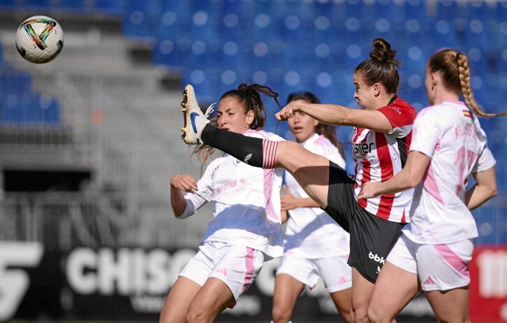 Patricia Zugasti remata el gol del empate.