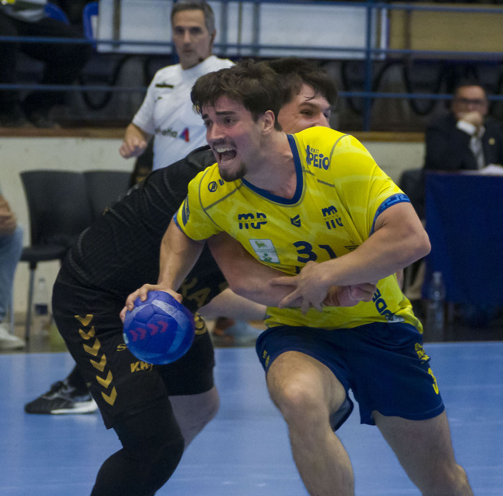 Gorka Nieto intenta zafarse de un defensor.