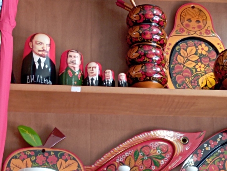 Matrioshka bereziak Athinaren dendan, Lenin eta Stalin buru direla.