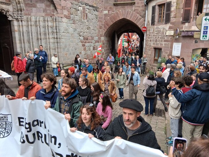 Manifestazioa, Donibane Garaziko kale bihurrietan barrena.
