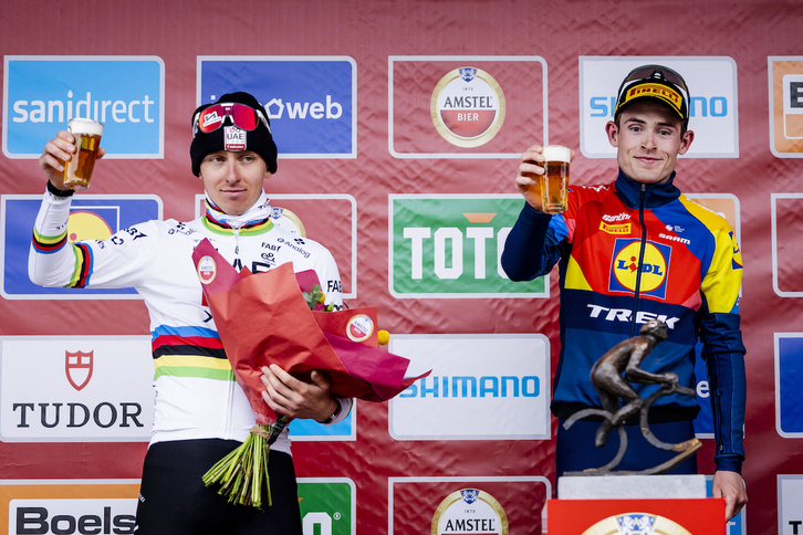 Skeljmose, a la derecha, y Pogacar, con sus cervezas en el podium.