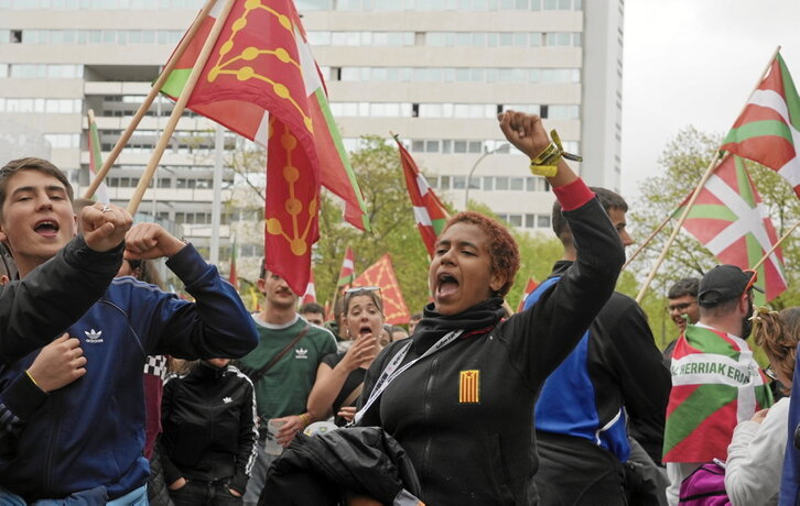 En la página anterior, jóvenes independentistas cantan al inicio de la manifestación. Junto a estas líneas, la movilización avanza por Avenida Baiona.