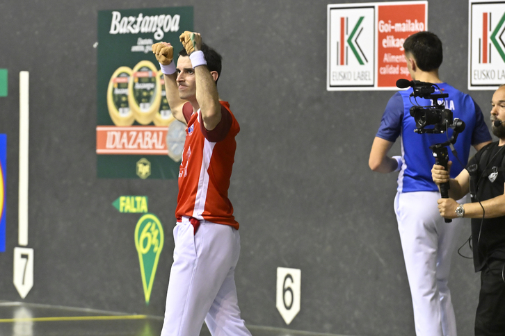 Altuna III.a, garaipena ospatzen, burumakur amaitu duen Zabalaren aurrean.