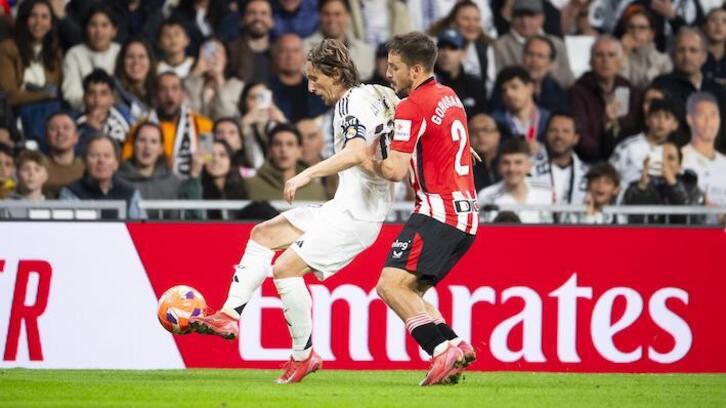 Gorosabel, que ha tenido mucho trabajo, encima a Modric.