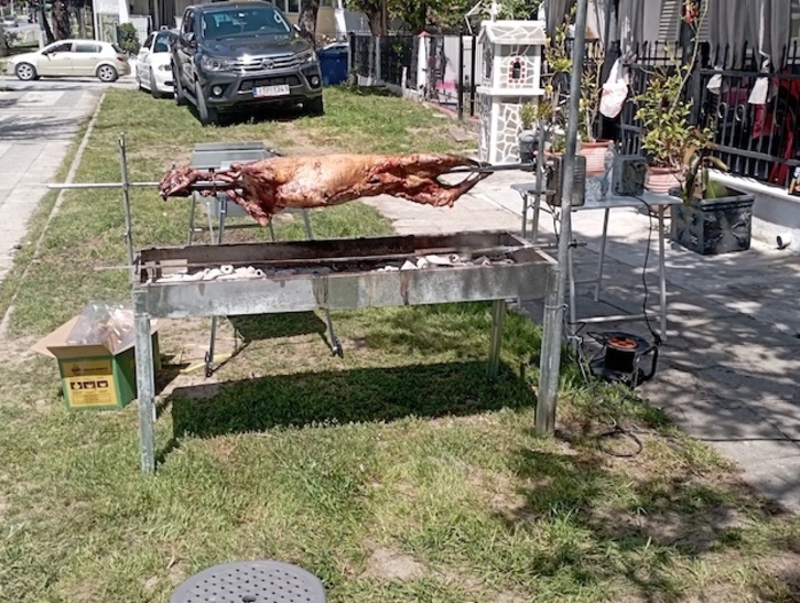 Aste Santu igandeko bildotsa, kale erdian, burruntzian erretzen.