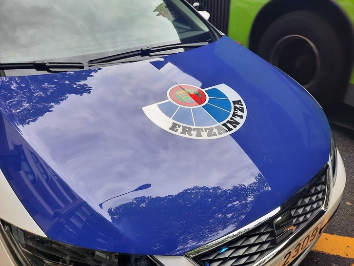 Un vehículo de la Ertzaintza, cuerpo que investiga el caso.