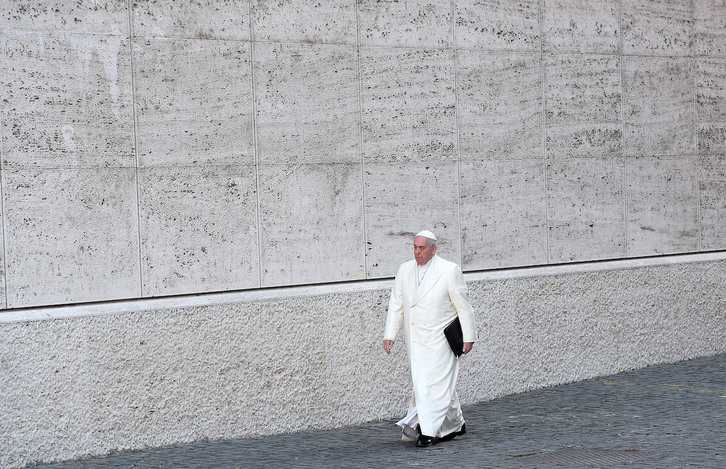 El papa Francisco, caminando por el Vaticano, en una imagen de archivo.
