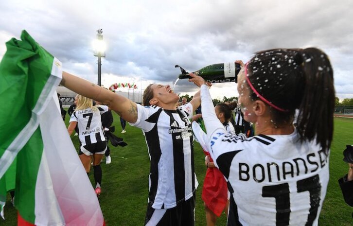 Las jugadoras de la Juventus celebran su victoria ante el Milan, que les aseguraba el título de Liga.