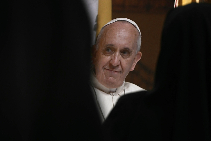 Aita santuaren heriotza dela eta egindako meza baten irudia.