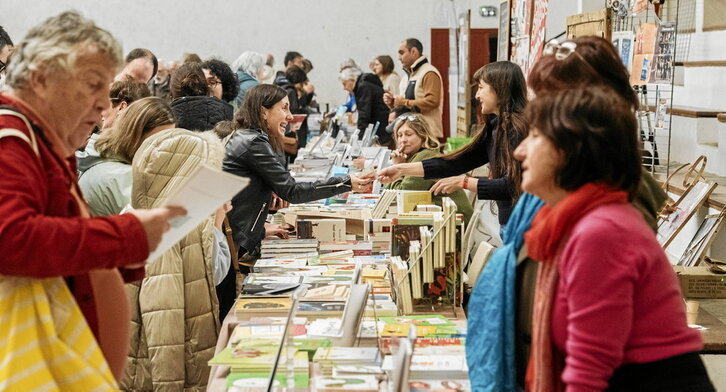 Lerroon gainean, liburu postuetako joan-etorria. Eskuineko orrialdean, hiru libururen aurkezpena: «Zortzi pastoral berri», «Saiakera hautatuak» eta «Erroma eta Jerusalem».