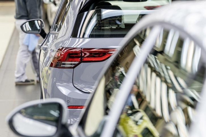 Las principales empresas de la zona euro, como las de vehículos, han decidido paralizar sus inversiones por los aranceles de Trump.