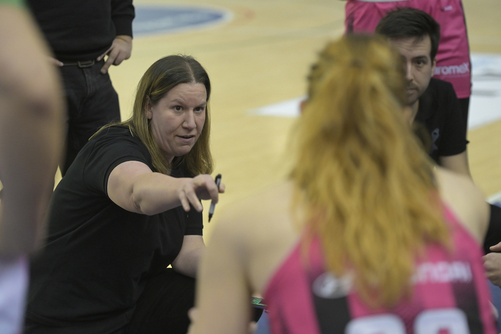 Made Urieta dirige un tiempo muerto de Kutxabank Araski.