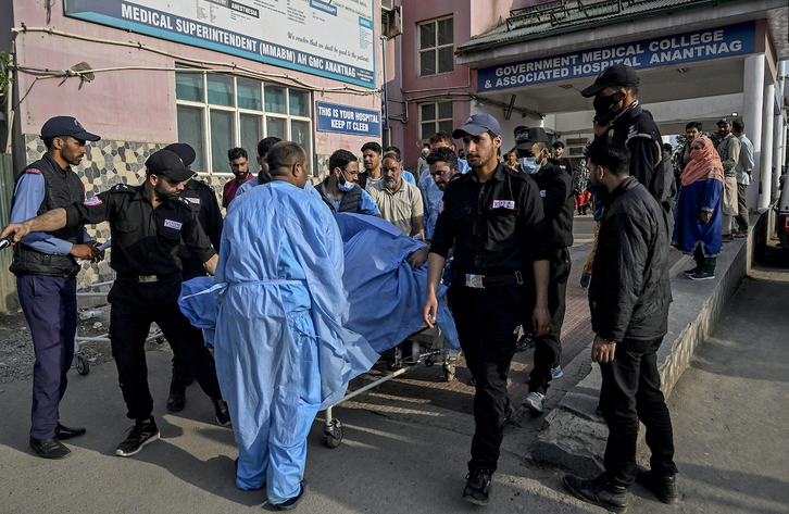 Paramédicos y personal policial transportan a un turista herido a un hospital en Anantnag, al sur de Srinagar.