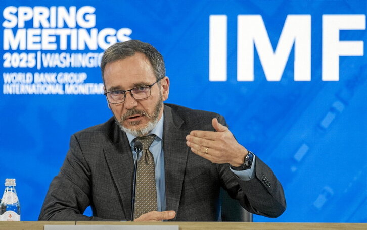 El economista jefe del FMI, Pierre-Olivier Gourinchas, dio a conocer el informe.