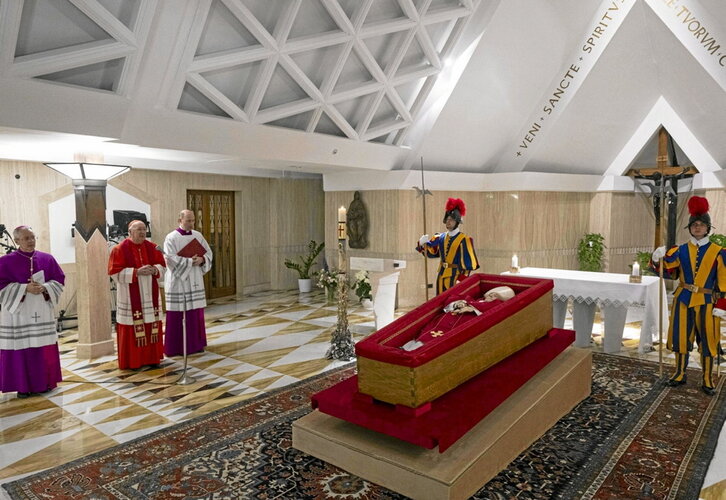 Frantzisko aita santuaren gorpua.