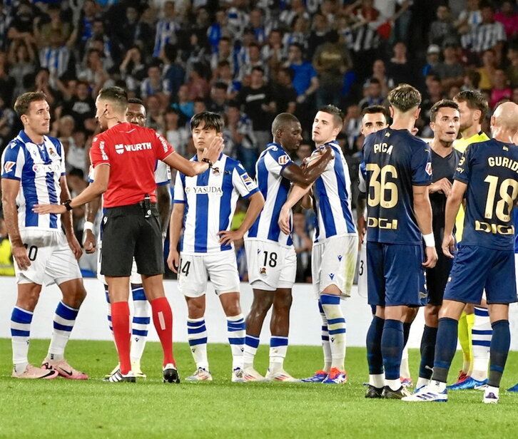 Oyarzabal fue expulsado en la primera vuelta y el Alavés se impuso en Anoeta.