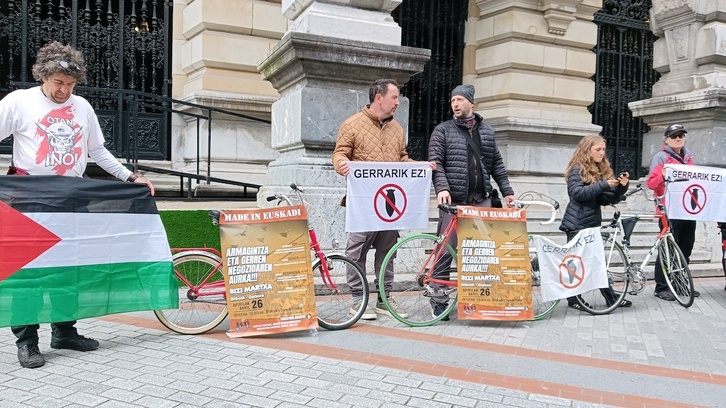 Participantes en la presentación de la marcha, ante el palacio foral, en Bilbo.