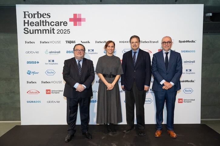 Albeerto Martínez, segundo por la derecha, junto a Mónica García en Madrid.