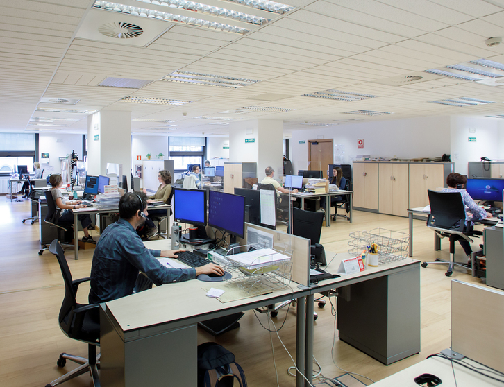 Funcionarios de la Hacienda navarra en sus puestos de trabajo.