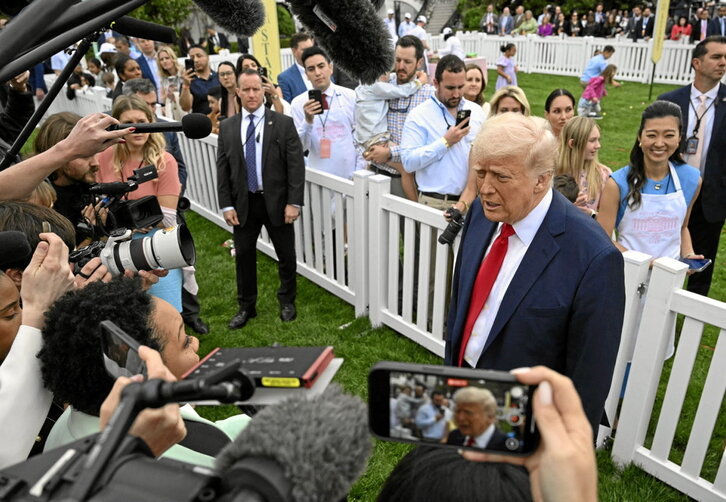 Donald Trump presidente estatubatuarra, joan den astelehenean, Etxe Zuriaren kanpoaldean.