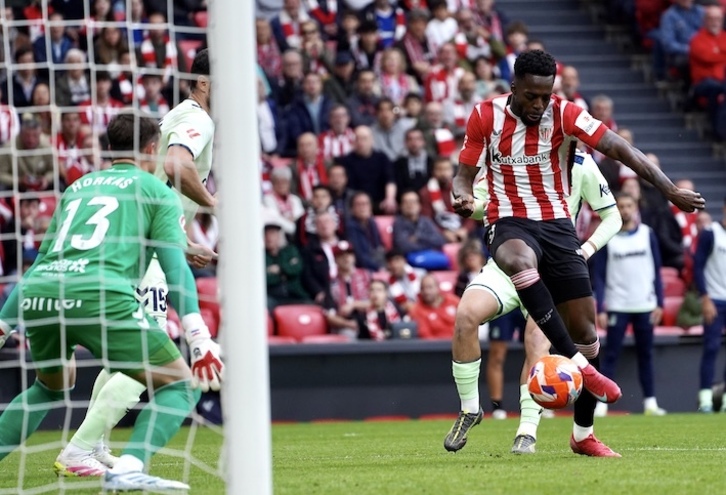 Iñaki Williams remata el gol de la victoria rojiblanca.