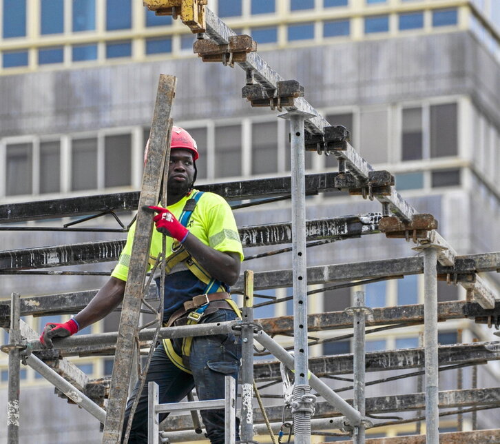Un albañil trabaja en un bloque de viviendas en Donostia el pasado febrero.