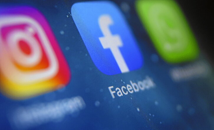 Iconos de Instagram, WhatsApp y Facebook, todas ellas de Meta, en un smartphone.