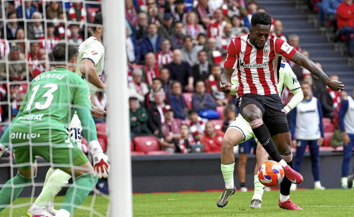 Iñaki Williams remata el balón que se convirtió en el único gol del partido.